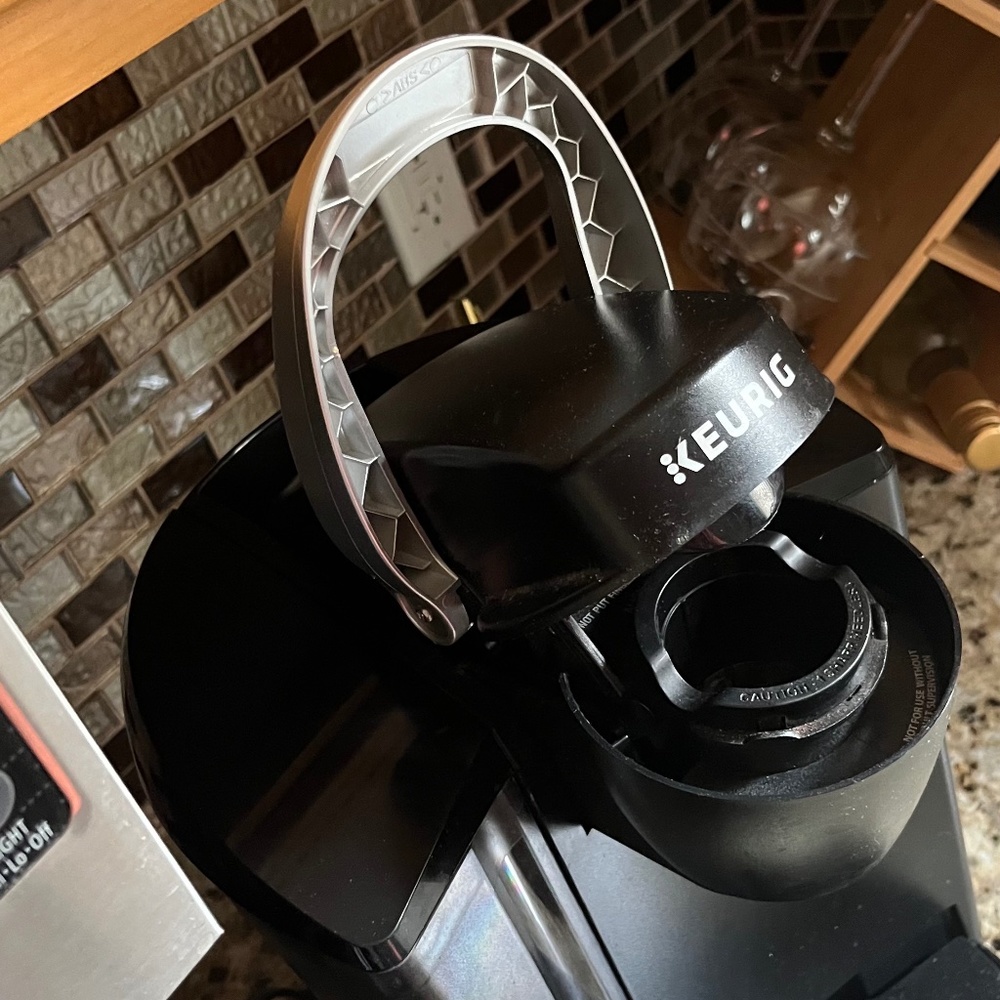 KEURIG COFFEE MAKER - great condition !!